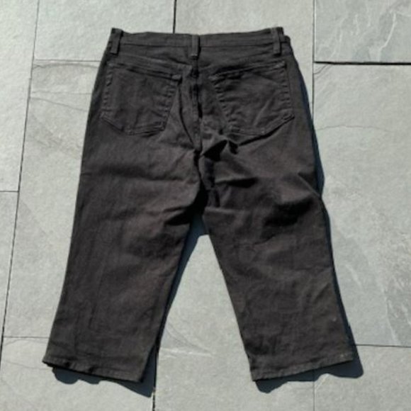 Not Your Daughter’s Jeans Black Capri Jeans with Button Detailing Size 6P - Picture 2 of 4